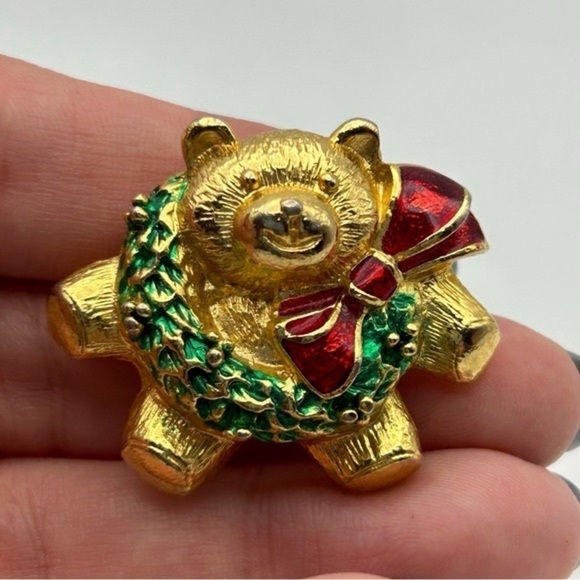 Vintage Jewelry - Vintage 3D Gold Tone Christmas Teddy Bear Brooch with Green Wreath and Red Bow